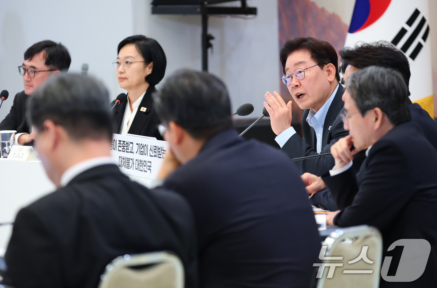 (서울=뉴스1) 이재명 기자 = 이재명 대통령이 4일 청와대 영빈관에서 열린 고용노동부, 중소벤처기업부, 공정거래위원회 2차 업무보고에서 발언을 하고 있다. (청와대통신사진기자단) …