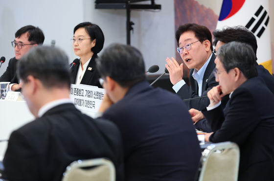 李대통령 "코로나 때 자영업자 부채 떠넘겨"…소진공 "과감한 지원 필요"