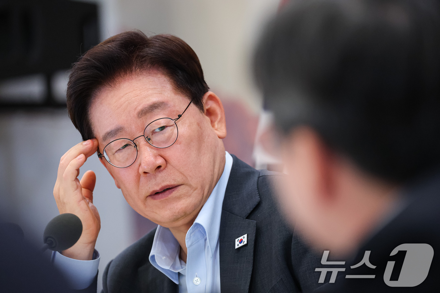 (서울=뉴스1) 이재명 기자 = 이재명 대통령이 4일 청와대 영빈관에서 열린 고용노동부, 중소벤처기업부, 공정거래위원회 2차 업무보고에서 발언을 듣고 있다. (청와대통신사진기자단) …