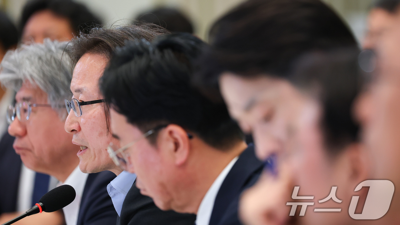 (서울=뉴스1) 이재명 기자 = 주병기 공정거래위원회 위원장이 4일 청와대 영빈관에서 열린 고용노동부, 중소벤처기업부, 공정거래위원회 2차 업무보고에서 업무보고를 하고 있다. (청 …