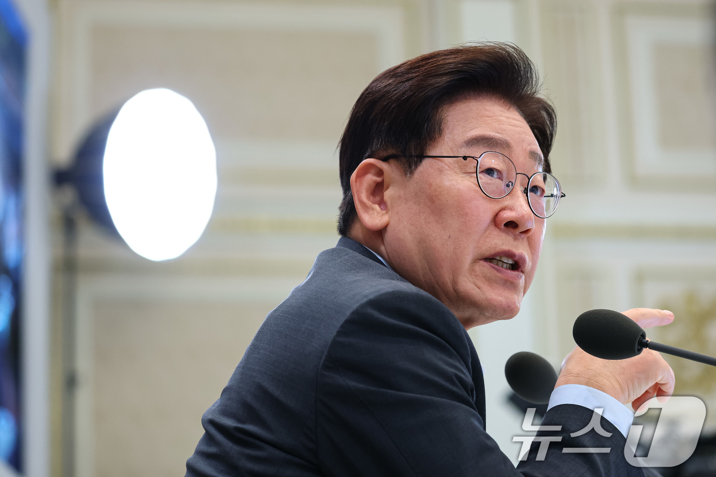 (서울=뉴스1) 이재명 기자 = 이재명 대통령이 4일 청와대 영빈관에서 열린 고용노동부, 중소벤처기업부, 공정거래위원회 2차 업무보고에서 발언을 하고 있다. (청와대통신사진기자단) …