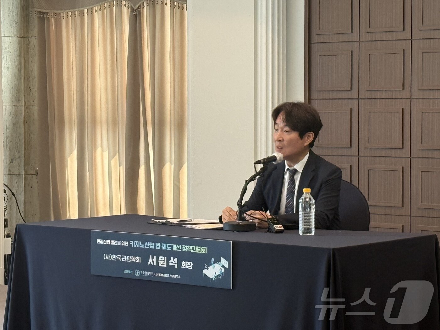 본문 이미지 - 서원석 한국관광학회 회장이 4일 오후 서울 한국프레스센터에서 한국관광학회와 복합리조트관광연구소 공동 주최로 개최한 '카지노산업 법·제도개선 정책간담회'에서 인사말을 하고 있다. ⓒ 뉴스1 윤슬빈 관광전문기자
