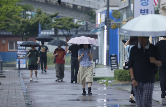 '40도 육박' 폭염 속 단비…전남광주, 밤까지 최대 60㎜