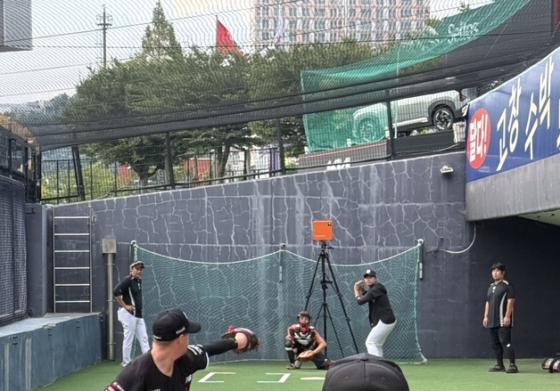 새 외인 대니얼 투구 본 이강철 감독 "결정구 하나는 가지고 있더라"
