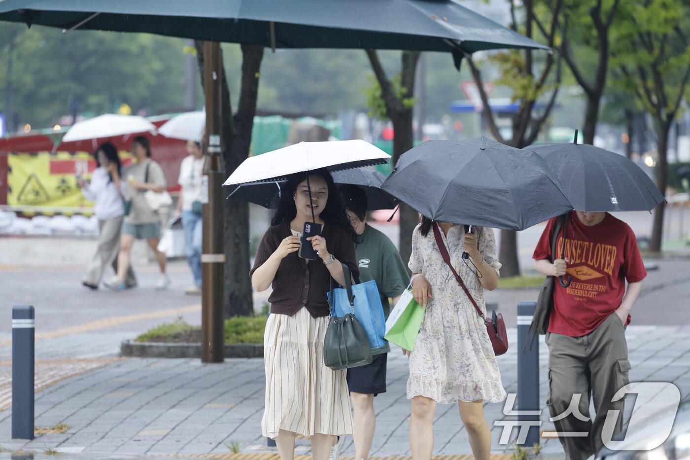 본문 이미지 - 폭염특보가 계속 이어지는 가운데 전남광주통합특별시 서구 일부 지역에 소나기가 내리고 있다. 2026.8.4 ⓒ 뉴스1 김태성 기자