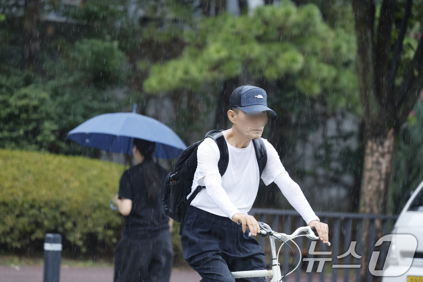 (광주=뉴스1) 김태성 기자 = 폭염특보가 계속 이어지는 가운데 4일 오후 전남광주통합특별시 서구 일부 지역에 소나기가 내리고 있다. 2026.8.4/뉴스1