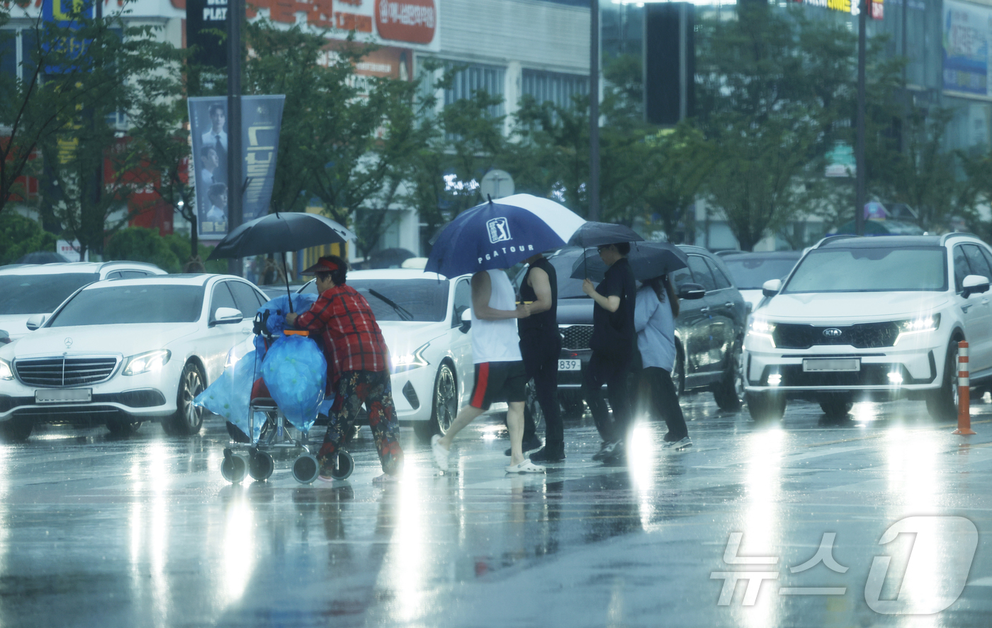 (전남광주=뉴스1) 김태성 기자 = 폭염특보가 계속 이어지는 가운데 4일 오후 전남광주통합특별시 서구 일부 지역에 소나기가 내리고 있다. 2026.8.4/뉴스1