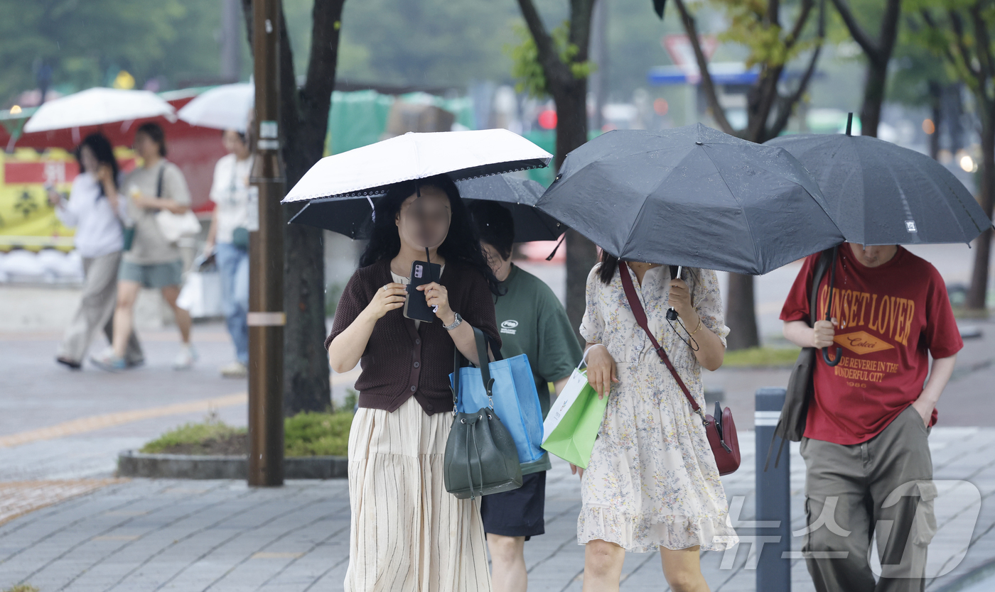 (전남광주=뉴스1) 김태성 기자 = 폭염특보가 계속 이어지는 가운데 4일 오후 전남광주통합특별시 서구 일부 지역에 소나기가 내리고 있다. 2026.8.4/뉴스1