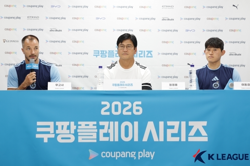 (부천=뉴스1) = 팀 K리그의 스테판 무고사(왼쪽부터), 정정용 감독, 이동경이 4일 부천종합운동장에서 2026 쿠팡플레이시리즈 맨체스터시티(잉글랜드)와의 경기를 하루 앞두고 사 …