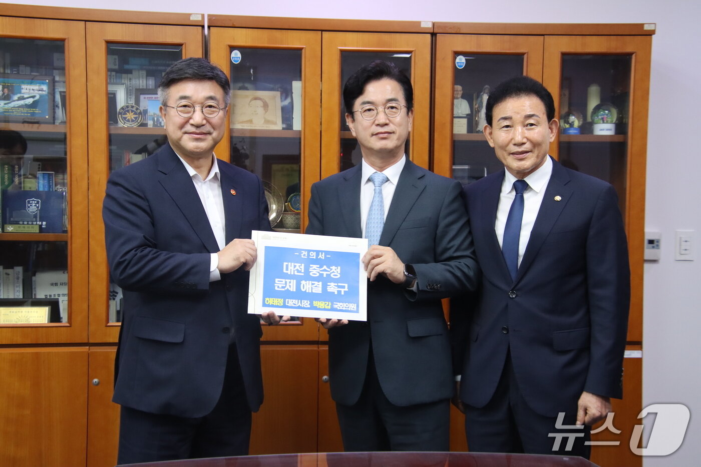 본문 이미지 - 허태정 대전시장과 박용갑 의원이 윤호중 행안부 장관에게 건의서를 전달하고 있다. (박용갑 의원실 제공. 재판매 및 DB금지)/뉴스1