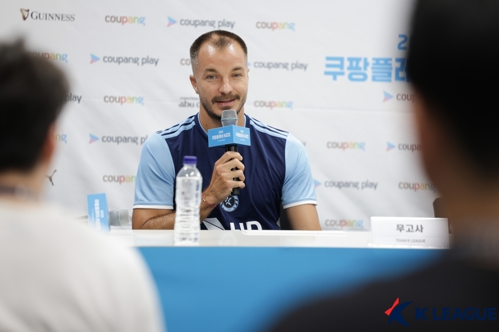 (서울=뉴스1) = 팀 K리그의 스테판 무고사가 4일 부천종합운동장에서 2026 쿠팡플레이시리즈 맨체스터시티(잉글랜드)와의 경기를 하루 앞두고 사전 기자회견을 하고 있다. (한국프 …
