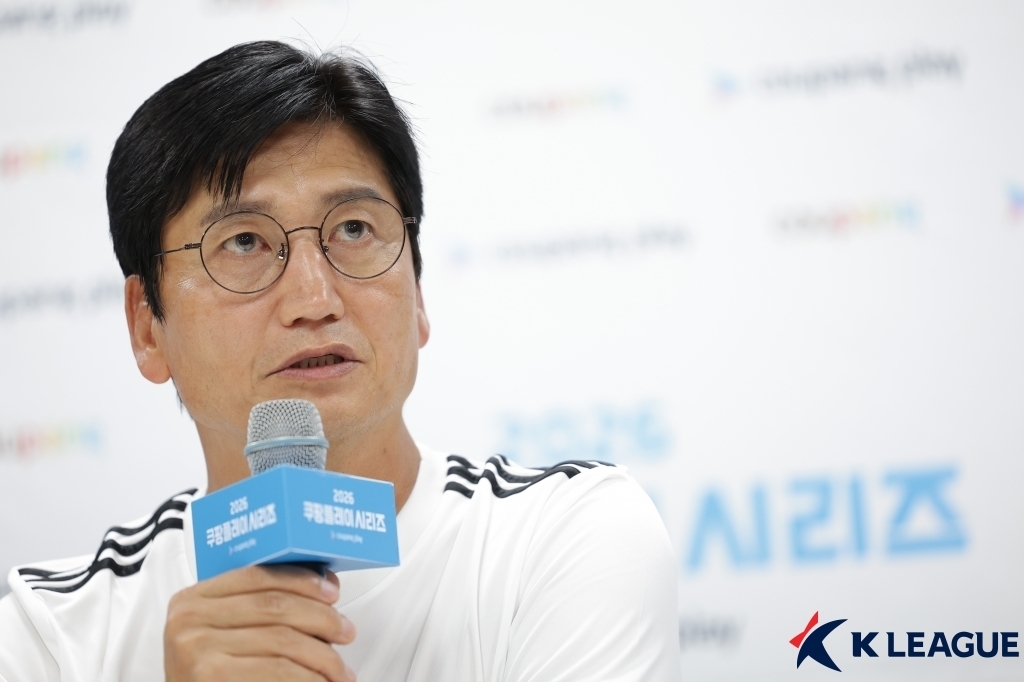 (서울=뉴스1) = 팀 K리그의 정정용 감독이 4일 부천종합운동장에서 2026 쿠팡플레이시리즈 맨체스터시티(잉글랜드)와의 경기를 하루 앞두고 사전 기자회견을 하고 있다. (한국프로 …
