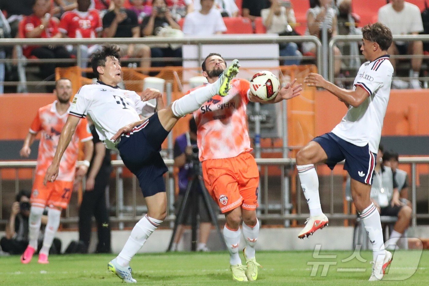 본문 이미지 - 4일 서귀포시 제주월드컵경기장에서 열린 '아우디 풋볼 써밋 2026 제주SK FC vs FC 바이에른 뮌헨' 경기에서 바이에른 뮌헨 김민재가 아이아스의 볼을 걷어내고 있다. 2026.8.4 ⓒ 뉴스1 강승남 기자