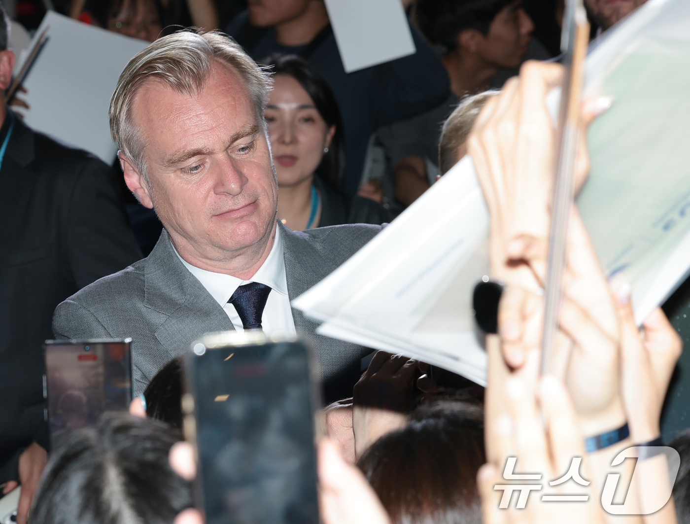 (서울=뉴스1) 권현진 기자 = 크리스토퍼 놀란 감독이 4일 서울 영등포구 타임스퀘어에서 열린 영화 ‘오디세이’ 레드카펫 행사에 참석해 즐거운 시간을 보내고 있다.'오디세이'는 1 …