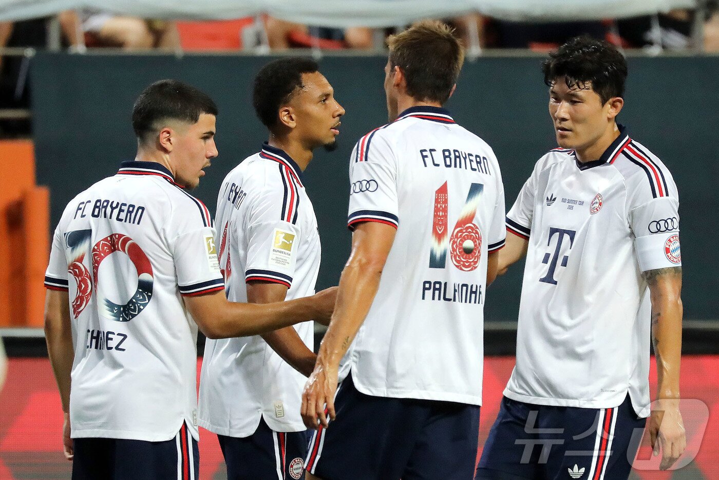 본문 이미지 - FC 바이에른 뮌헨 펠리페 차베즈가 3일 오후 제주 서귀포시 법환동 제주월드컵경기장에서 열린 아우디 풋볼 서밋 2026 제주SK FC vs FC 바이에른 뮌헨에서 골을 넣은 뒤 김민재의 축하를 받고 있다. 2026.8.4 ⓒ 뉴스1 오미란 기자
