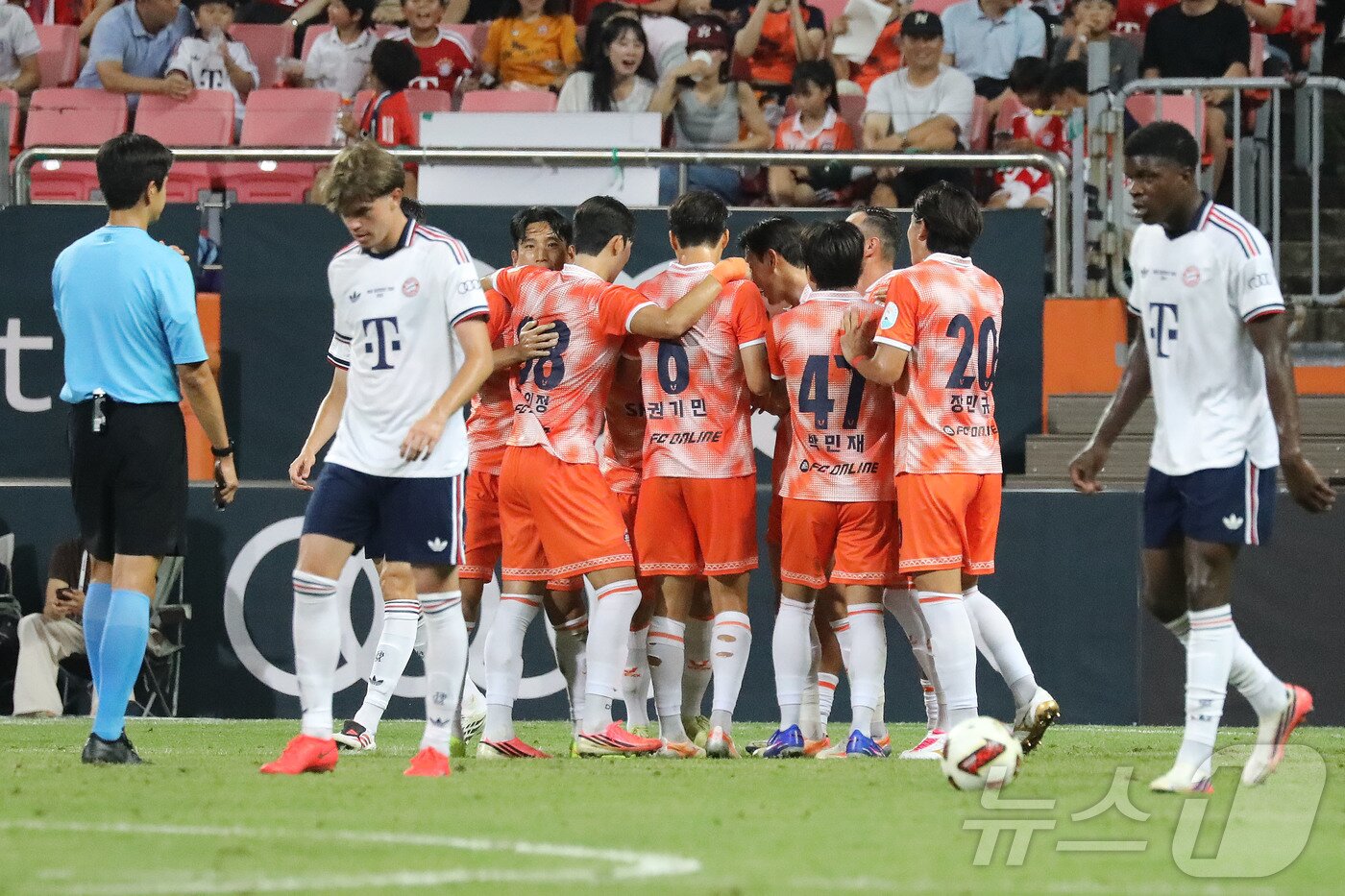본문 이미지 - 제주SK FC 이창민이 3일 오후 제주 서귀포시 법환동 제주월드컵경기장에서 열린 아우디 풋볼 서밋 2026 제주SK FC vs FC 바이에른 뮌헨에서 동점골을 넣은 뒤 동료들의 축하를 받고 있다. 2026.8.4 ⓒ 뉴스1 오미란 기자