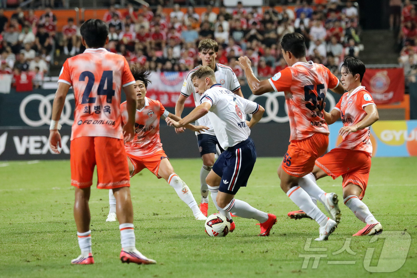 (서귀포=뉴스1) 오미란 기자 = 제주SK FC 선수들이 4일 오후 제주 서귀포시 법환동 제주월드컵경기장에서 열린 아우디 풋볼 서밋 2026 제주SK FC vs FC 바이에른 뮌헨 …