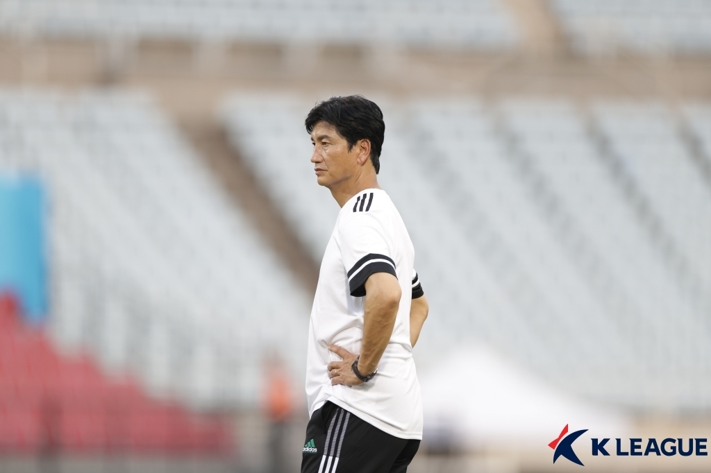 (부천=뉴스1) = 팀 K리그 정정용 감독이 4일 부천종합운동장에서 2026 쿠팡플레이시리즈 맨체스터시티(잉글랜드)와의 경기를 하루 앞두고 오픈 트레이닝을 지켜보고 있다.팀K리그와 …