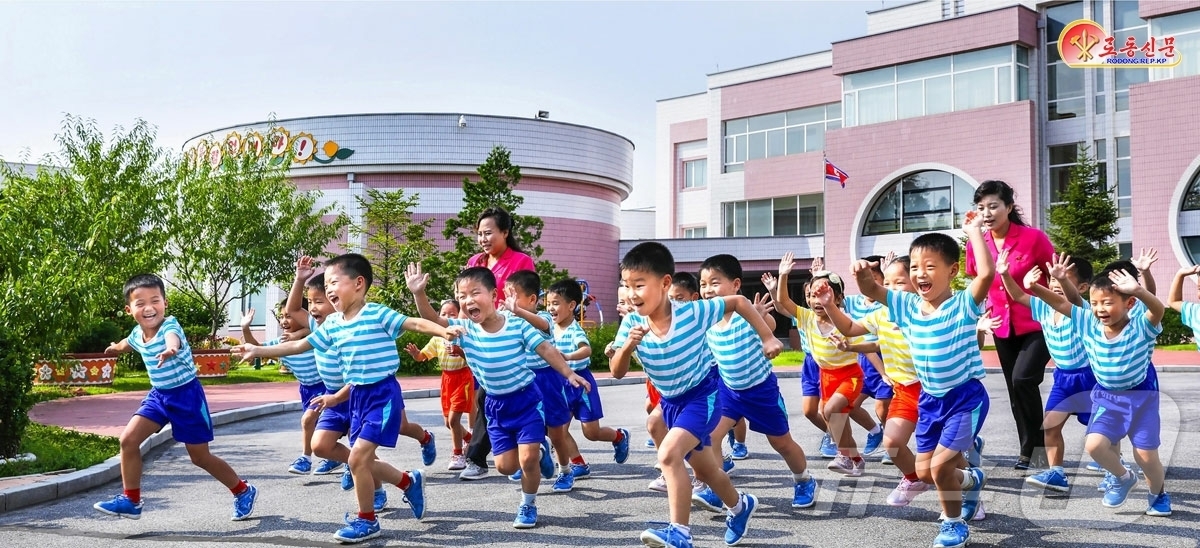 (평양 노동신문=뉴스1) = 북한 노동당 기관지 노동신문은 5일 "우리 아이들의 얼굴에 한점의 그늘이라도 질세라 그렇듯 세심한 정을 부어주시는 경애하는 총비서 동지의 따뜻한 손길 …