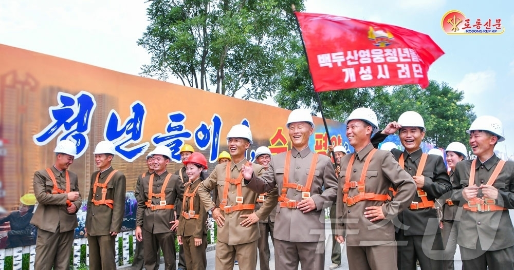 (평양 노동신문=뉴스1) = 북한 노동당 기관지 노동신문은 5일 "지난 5년간 우리의 미더운 수도건설자들은 당 제8차 대회가 결정한 평양시 5만 세대 살림집 건설 목표를 빛나게 초 …