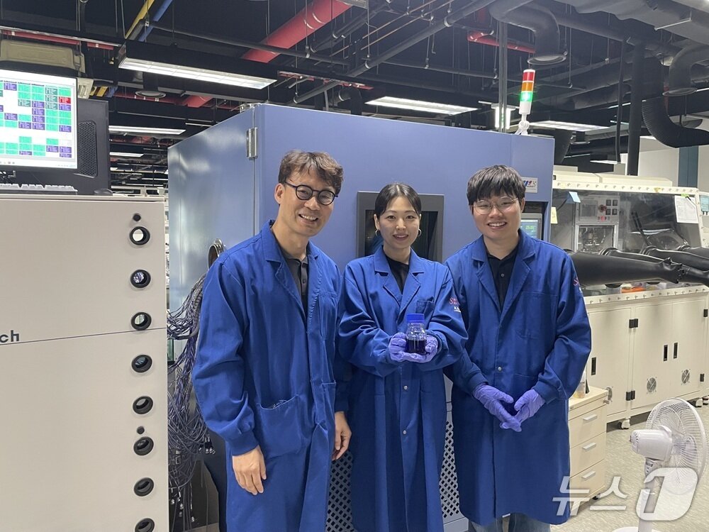 본문 이미지 - 왼쪽부터 KAIST 생명화학공학과 김희탁 교수·석경화 박사과정·강민성 박사과정(KAIST 제공) /뉴스1