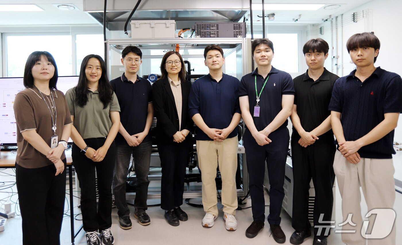 본문 이미지 - 한국기계연구원 탄소중립기계연구소 히트펌프연구센터 김영 책임연구원 연구팀과 중앙대학교(총장 박세현) 김민성, 김동규 교수 연구팀. 왼쪽부터 문선영, 최지선, 김영상, 김영, 김동규, 추찬호, 양현민, 김시환 씨.  (기계연 제공. 재판매 및 DB금지) 2026.8.5/뉴스1
