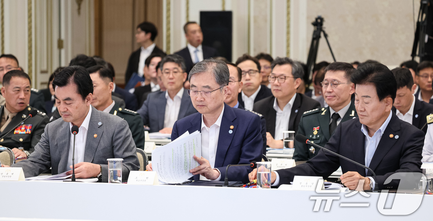 (서울=뉴스1) 이재명 기자 = 안규백 국방부 장관(왼쪽부터), 조현 외교부 장관, 정동영 통일부 장관이 5일 청와대 영빈관에서 열린 외교부, 통일부, 국방부, 국가보훈부 2차 업 …