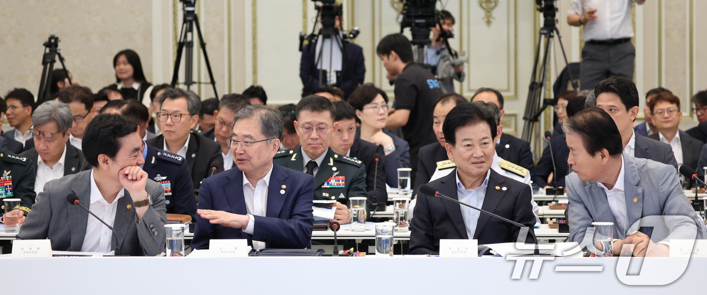 (서울=뉴스1) 이재명 기자 = 안규백 국방부 장관(왼쪽부터)과 조현 외교부 장관, 정동영 통일부 장관, 권오을 국가보훈부 장관이 5일 청와대 영빈관에서 열린 외교부, 통일부, 국 …