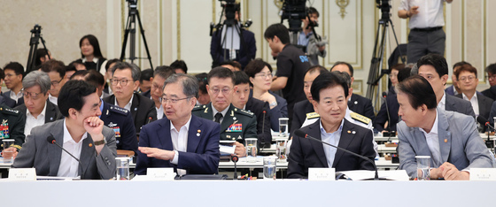 업무보고 앞서 대화하는 장관들