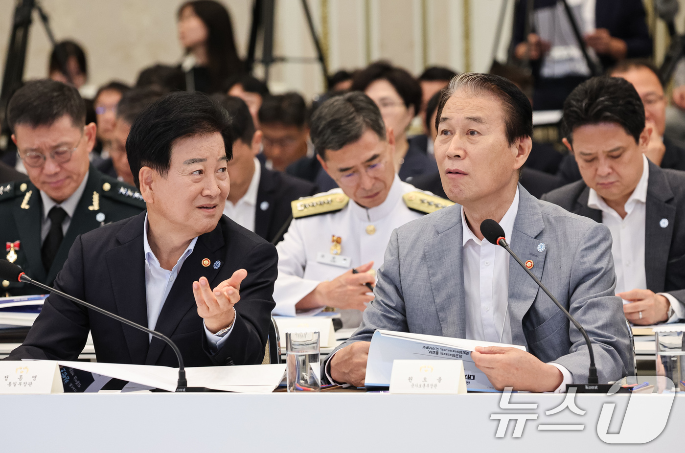 (서울=뉴스1) 이재명 기자 = 정동영 통일부 장관(왼쪽)과  권오을 국가보훈부 장관이 5일 청와대 영빈관에서 열린 외교부, 통일부, 국방부, 국가보훈부 2차 업무보고에서 대화를 …