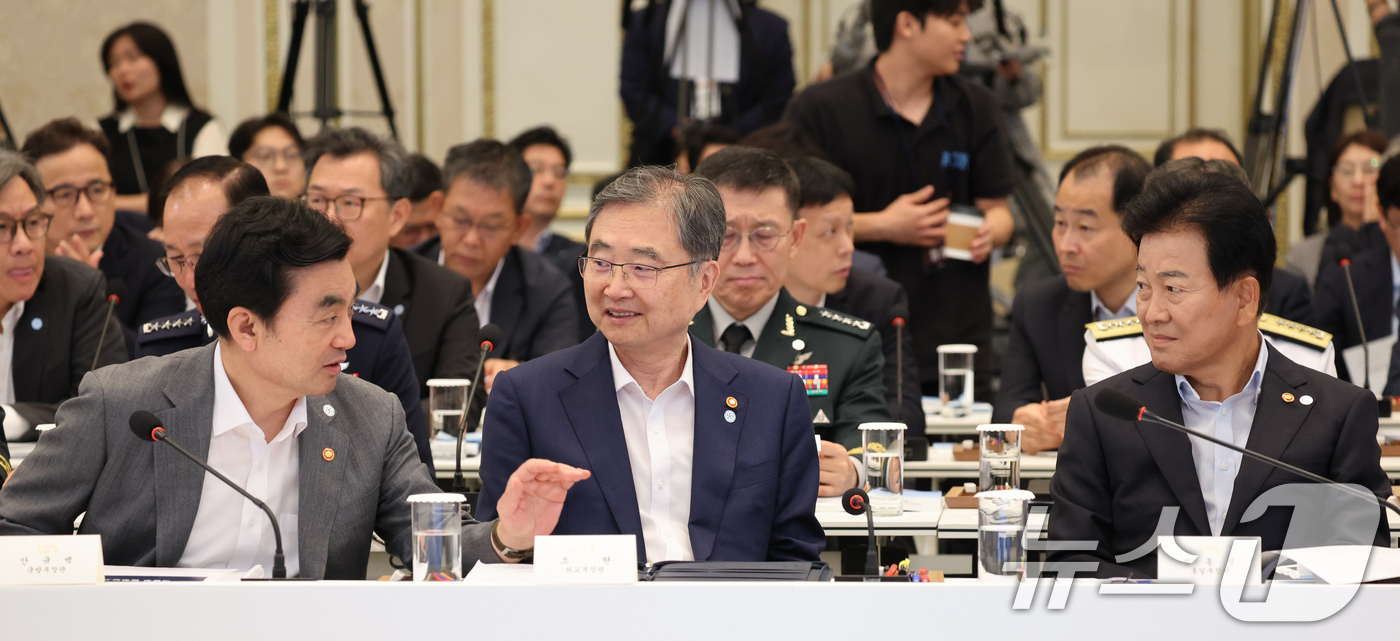 (서울=뉴스1) 이재명 기자 = 안규백 국방부 장관(왼쪽부터), 조현 외교부 장관, 정동영 통일부 장관이 5일 청와대 영빈관에서 열린 외교부, 통일부, 국방부, 국가보훈부 2차 업 …