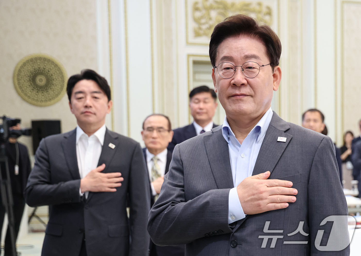 (서울=뉴스1) 이재명 기자 = 이재명 대통령이 5일 청와대 영빈관에서 열린 외교부, 통일부, 국방부, 국가보훈부 2차 업무보고에서 국민의례를 하고 있다. (청와대통신사진기자단) …