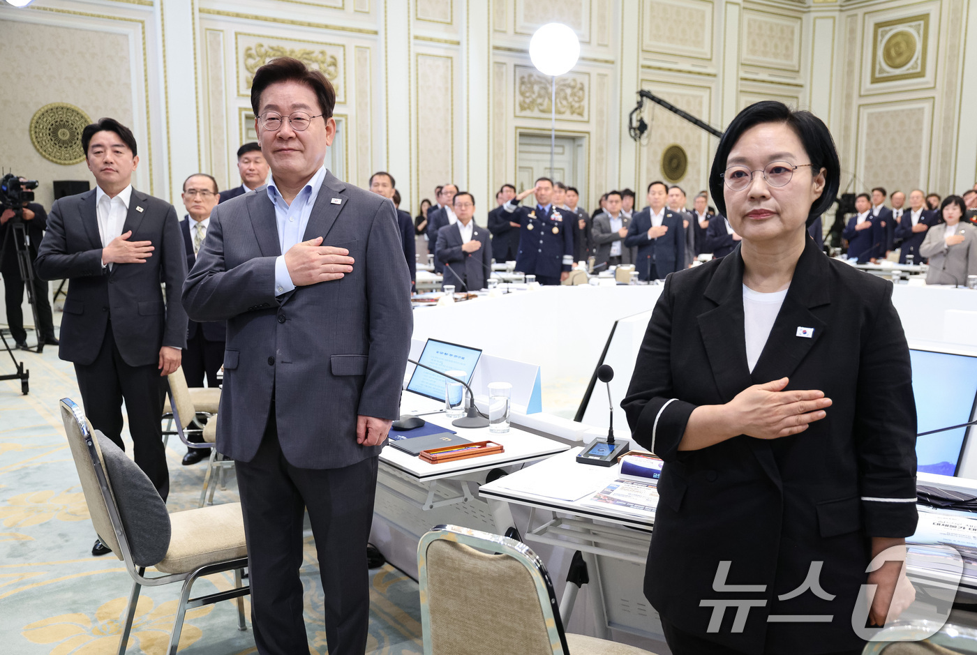 (서울=뉴스1) 이재명 기자 = 이재명 대통령이 5일 청와대 영빈관에서 열린 외교부, 통일부, 국방부, 국가보훈부 2차 업무보고에서 국민의례를 하고 있다. (청와대통신사진기자단) …