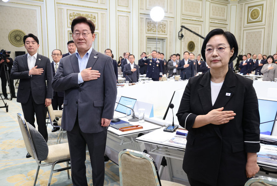 국민의례 하는 이재명 대통령