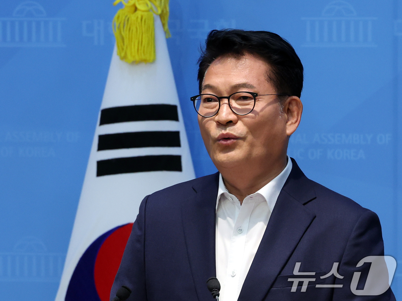 (서울=뉴스1) 황기선 기자 = 송영길 더불어민주당 당대표 후보가 5일 오전 서울 여의도 국회 소통관에서 조희대 대법원장 탄핵 추진 기자회견을 하고 있다. 2026.8.5/뉴스1