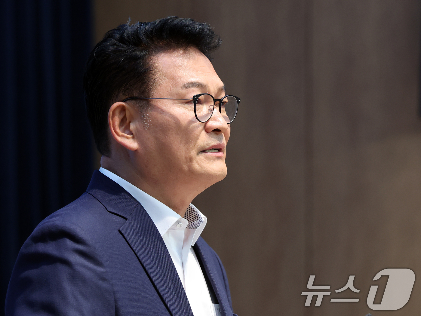 (서울=뉴스1) 황기선 기자 = 송영길 더불어민주당 당대표 후보가 5일 오전 서울 여의도 국회 소통관에서 조희대 대법원장 탄핵 추진 기자회견을 하고 있다. 2026.8.5/뉴스1