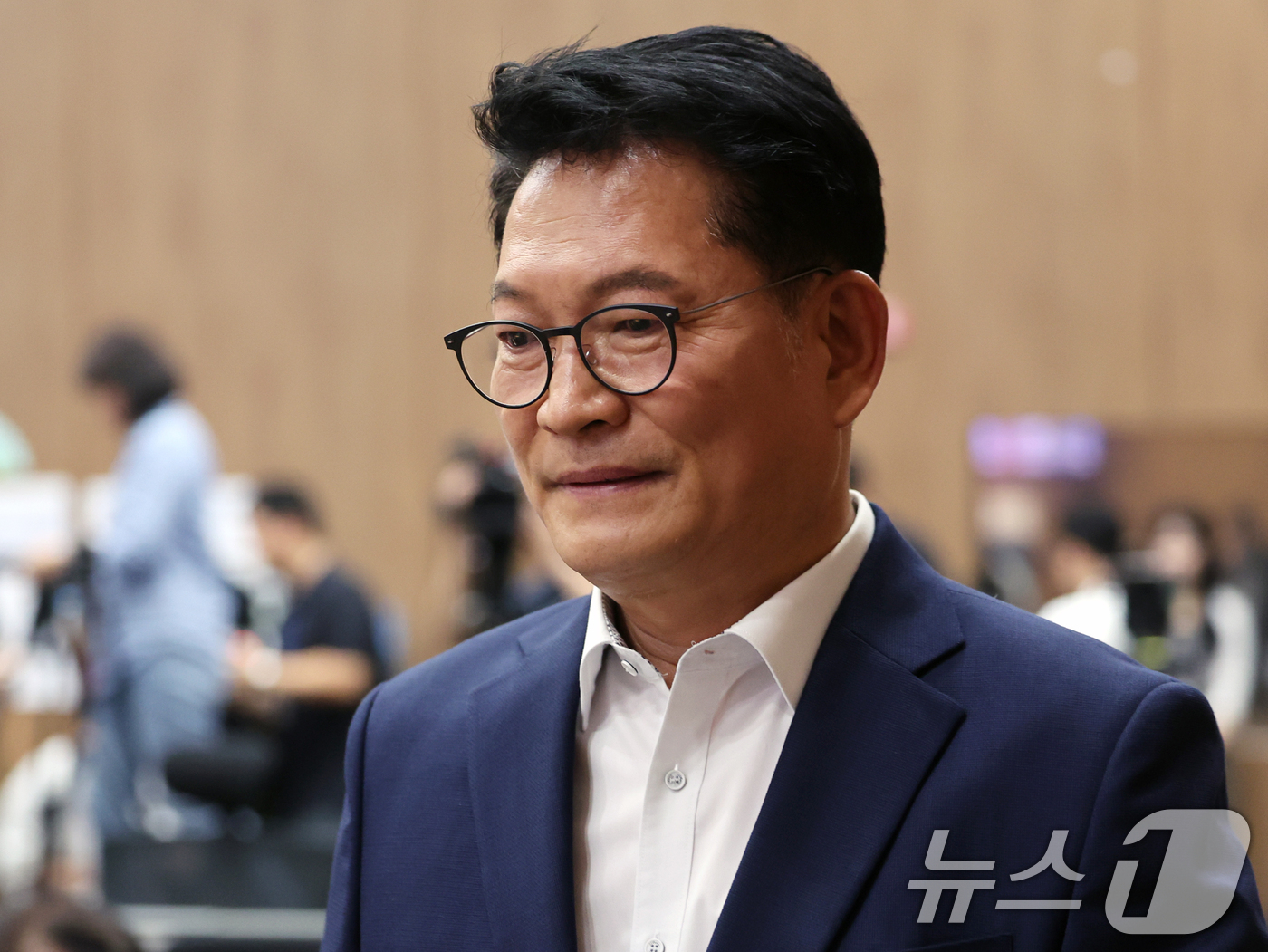 (서울=뉴스1) 황기선 기자 = 송영길 더불어민주당 당대표 후보가 5일 오전 서울 여의도 국회 소통관에서 조희대 대법원장 탄핵 추진 기자회견을 위해 이동하고 있다.  2026.8. …