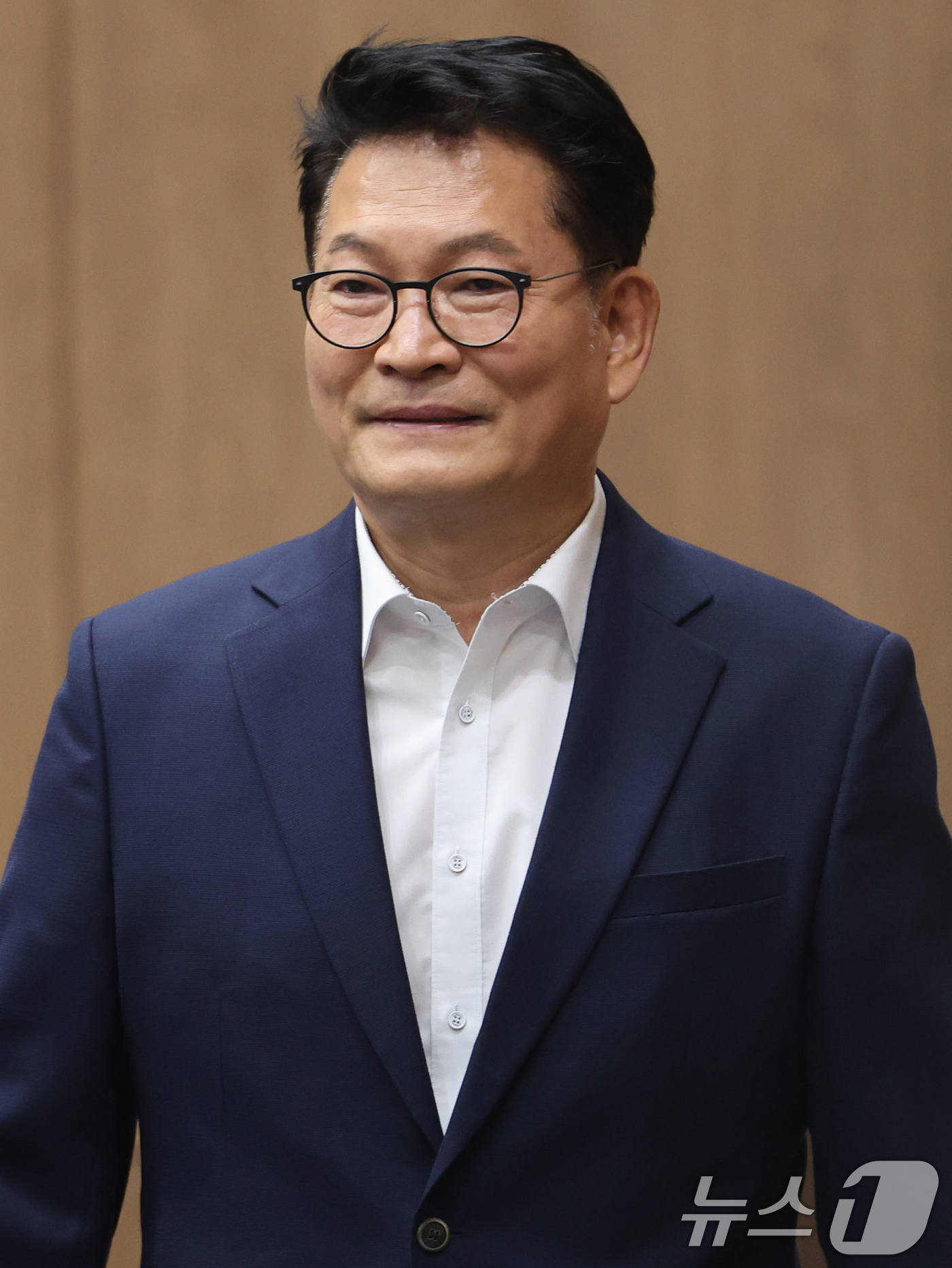 (서울=뉴스1) 황기선 기자 = 송영길 더불어민주당 당대표 후보가 5일 오전 서울 여의도 국회 소통관에서 조희대 대법원장 탄핵 추진 기자회견을 위해 이동하고 있다.  2026.8. …