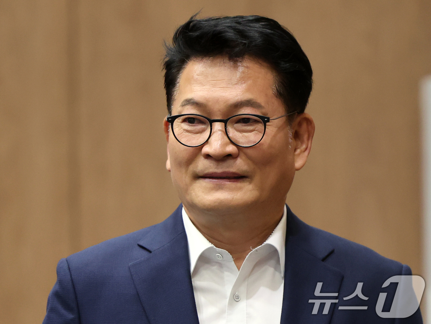 (서울=뉴스1) 황기선 기자 = 송영길 더불어민주당 당대표 후보가 5일 오전 서울 여의도 국회 소통관에서 조희대 대법원장 탄핵 추진 기자회견을 위해 이동하고 있다.  2026.8. …