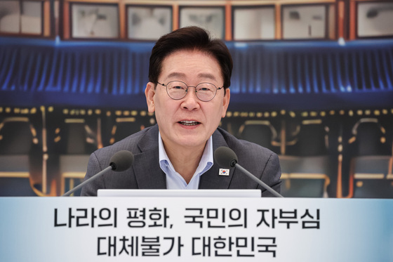 李 대통령 "이산가족 문제, 가장 먼저 해결해야…대화의 길 열겠다"