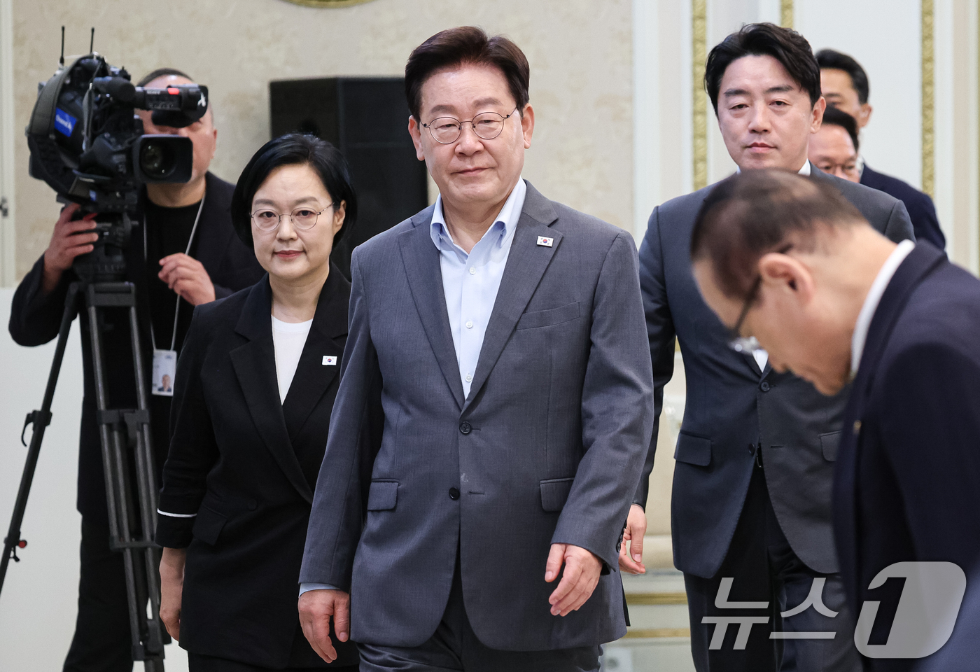 (서울=뉴스1) 이재명 기자 = 이재명 대통령이 5일 청와대 영빈관에서 열린 외교부, 통일부, 국방부, 국가보훈부 2차 업무보고에 입장하고 있다. (청와대통신사진기자단) 2026. …