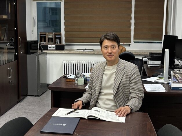 본문 이미지 - 대한민국 과학기술인상 8월 수상자로 선정된 인하대학교 사회인프라공학과 교수. 노후 교량 등의 손상 확산과 성능 저하를 예측하는 'LIVE 디지털트윈' 기술을 개발했다. (과학기술정보통신부 제공)
