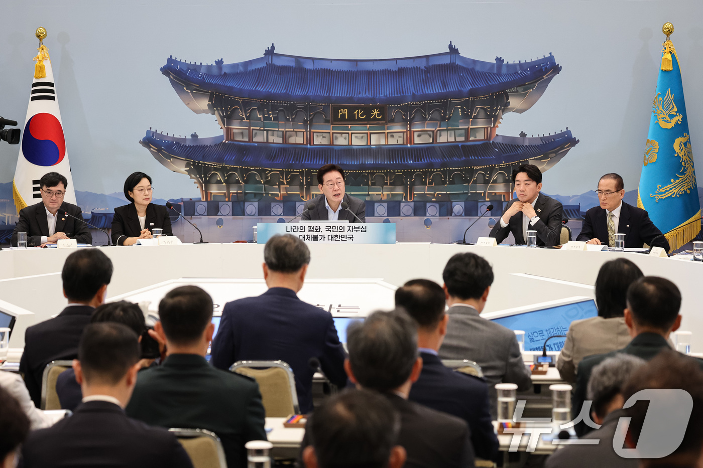 (서울=뉴스1) 이재명 기자 = 이재명 대통령이 5일 청와대 영빈관에서 열린 외교부, 통일부, 국방부, 국가보훈부 2차 업무보고에서 발언을 하고 있다. (청와대통신사진기자단) 20 …