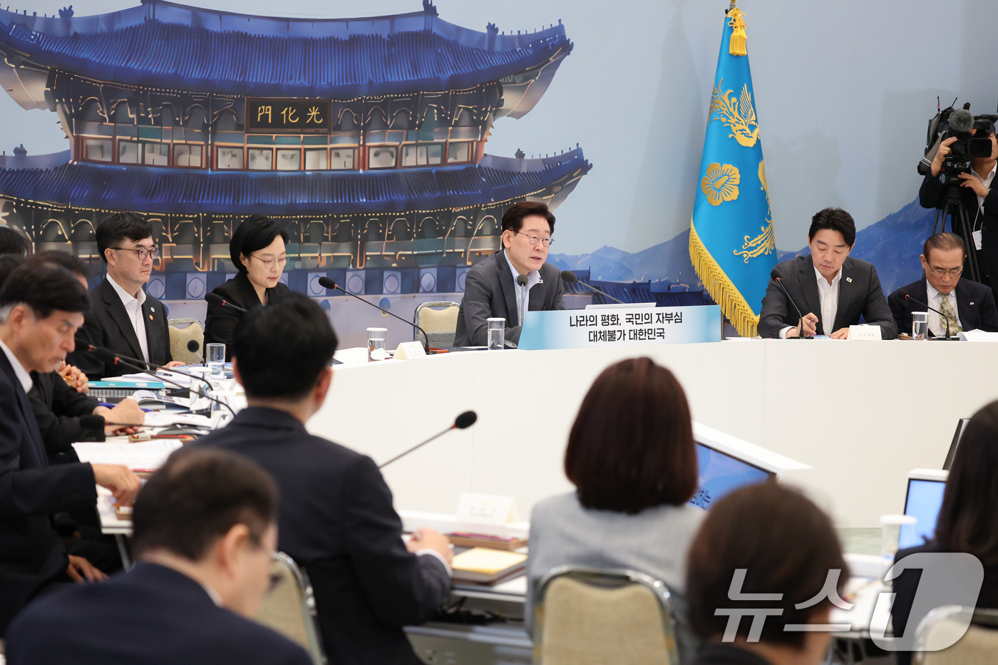 (서울=뉴스1) 이재명 기자 = 이재명 대통령이 5일 청와대 영빈관에서 열린 외교부, 통일부, 국방부, 국가보훈부 2차 업무보고에서 발언을 하고 있다. (청와대통신사진기자단) 20 …