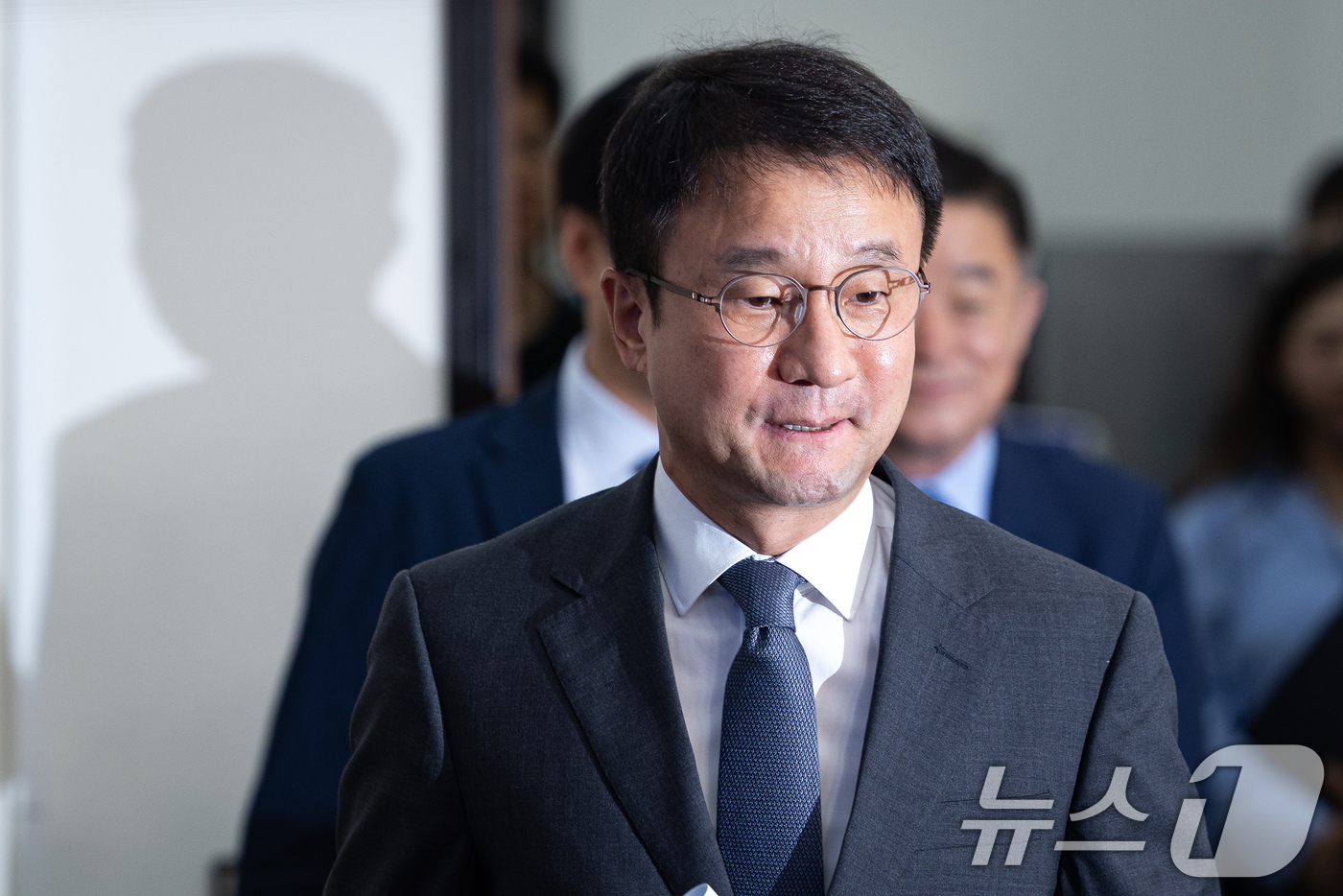 (서울=뉴스1) 유승관 기자 = 한병도 더불어민주당 당대표 직무대행 겸 원내대표가 5일 서울 여의도 국회에서 열린 최고위원회의에 참석하고 있다. 2026.8.5/뉴스1