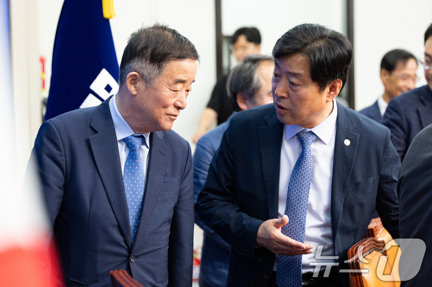 (서울=뉴스1) 유승관 기자 = 더불어민주당 강득구(왼쪽), 황명선 최고위원이 5일 서울 여의도 국회에서 열린 최고위원회의에 참석하며 대화하고 있다. 2026.8.5/뉴스1
