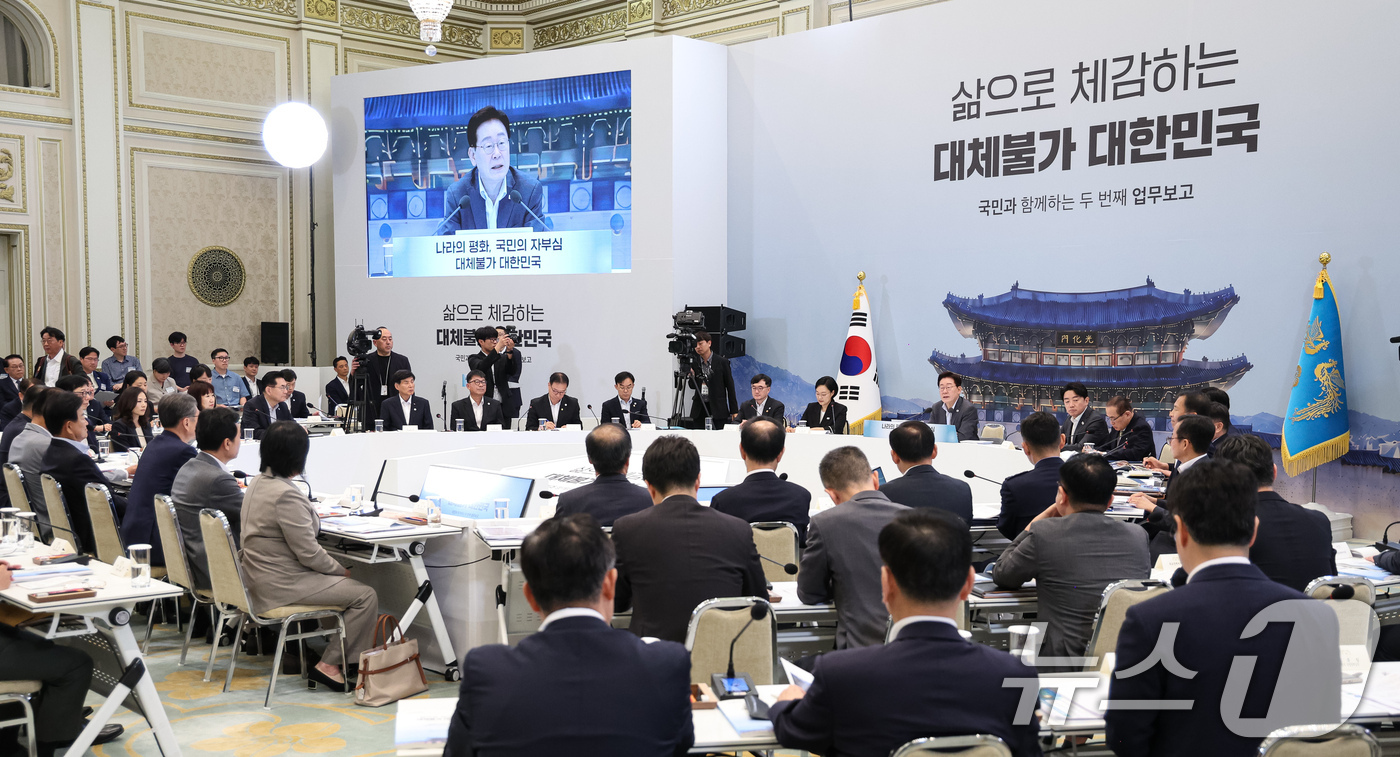 (서울=뉴스1) 이재명 기자 = 이재명 대통령이 5일 청와대 영빈관에서 열린 외교부, 통일부, 국방부, 국가보훈부 2차 업무보고에서 발언을 하고 있다. (청와대통신사진기자단) 20 …