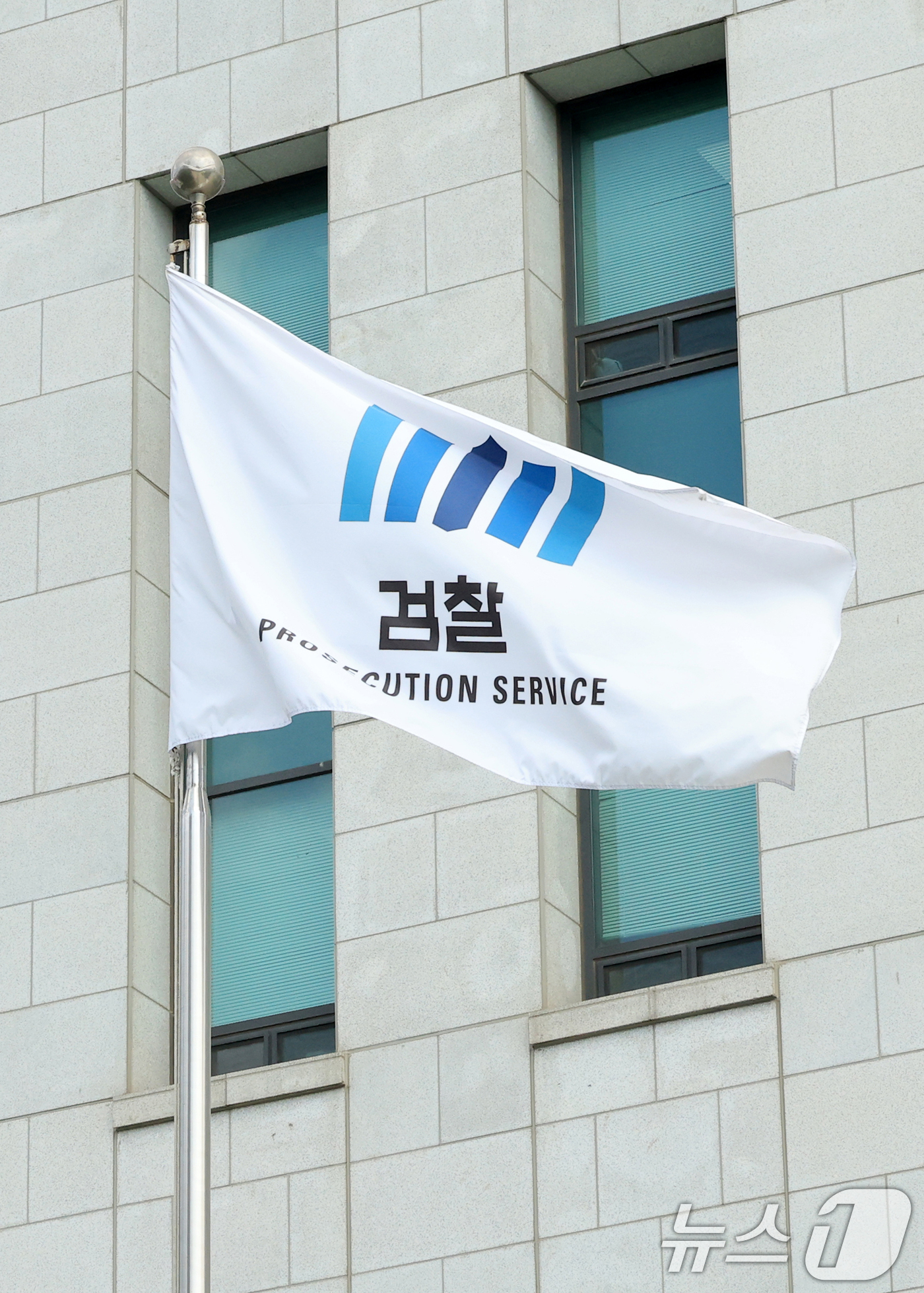 (서울=뉴스1) 이호윤 기자 = 검사의 직접 수사 권한과 보완수사권을 전면 폐지하는 내용을 담은 형사소송법 개정안이 지난 4일 이재명 대통령 주재로 열린 국무회의에서 의결됐다. 개 …