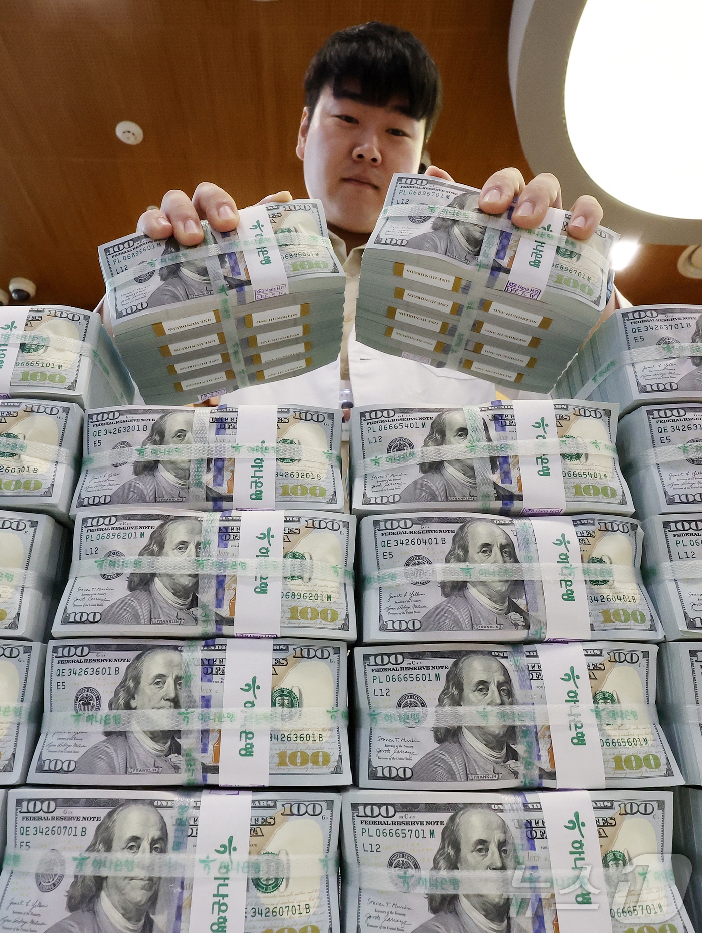 (서울=뉴스1) 김진환 기자 = 우리나라 외환보유액이 강달러 현상과 더불어 외화 외국환평형기금채권(외평채) 신규 발행 영향 등에 힘입어 두 달 연속 증가한 5일 서울 중구 명동 하 …