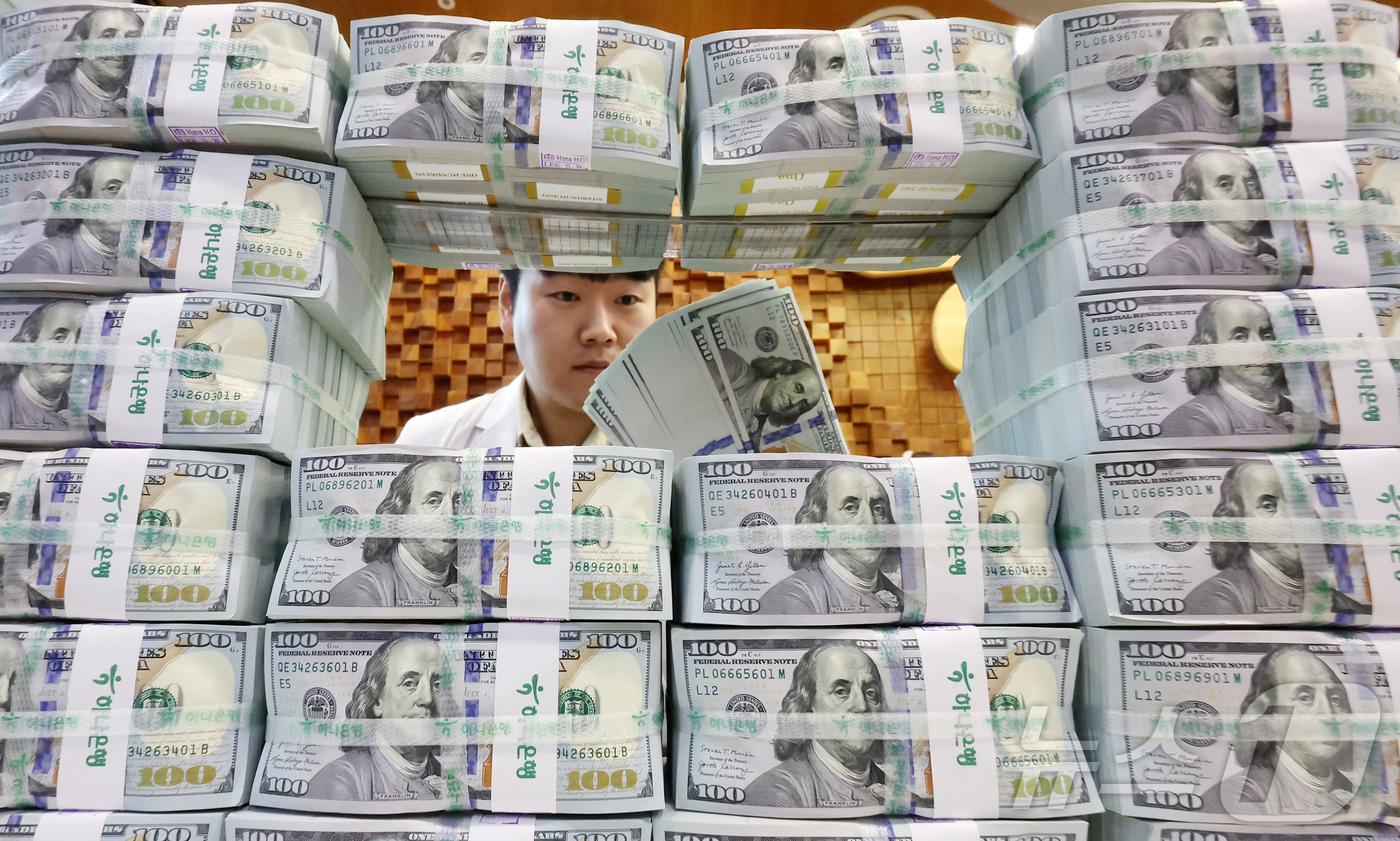 (서울=뉴스1) 김진환 기자 = 우리나라 외환보유액이 강달러 현상과 더불어 외화 외국환평형기금채권(외평채) 신규 발행 영향 등에 힘입어 두 달 연속 증가한 5일 서울 중구 명동 하 …